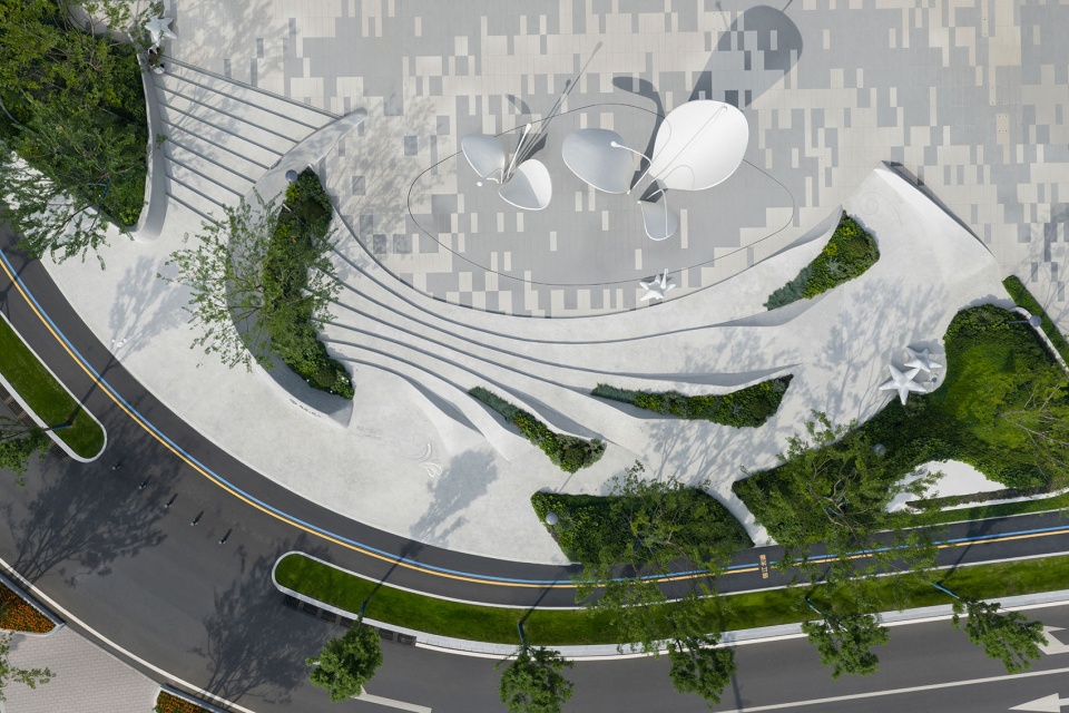 Aerial view of Splash Plaza in Yichang with white sculptural canopy forms and curved paving by HID Landscape