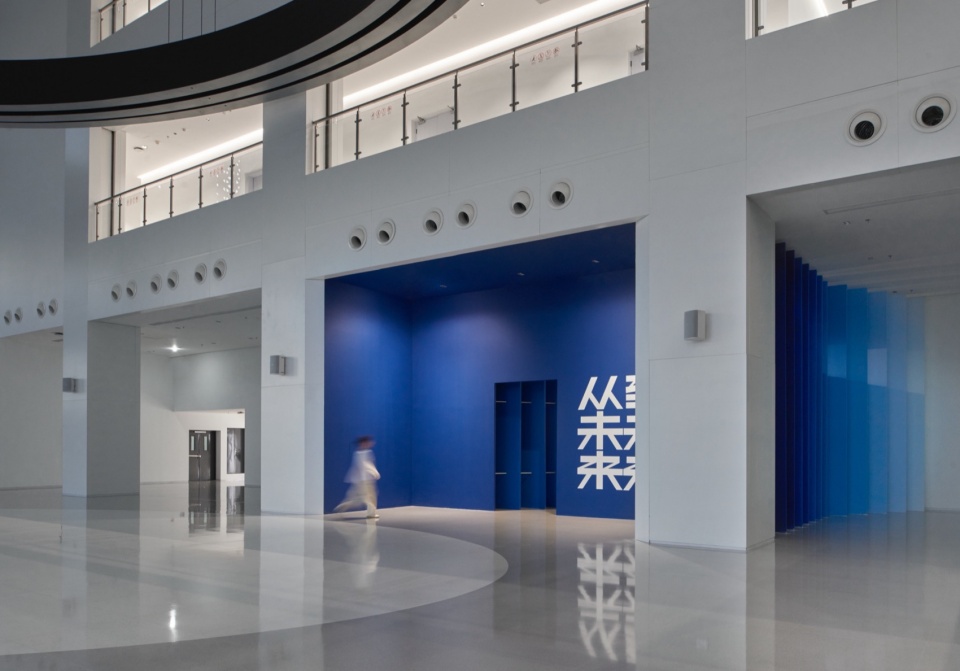 Blue entrance portal and graduated blue fins in an exhibition hall, The Future To Be exhibition in Tianjin designed by KiKi ARCHi